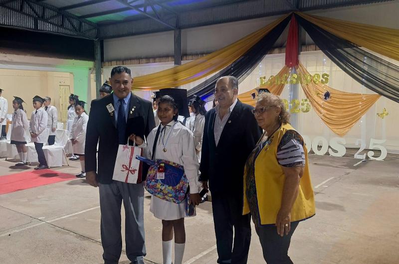 Escuela de Los Aacutengeles recibioacute el premio Dalmiro Coronel Lugones