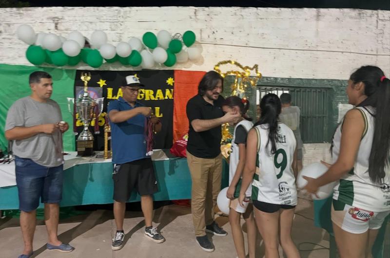 Entregan premios en torneo de baacutesquet Liga Antentildea