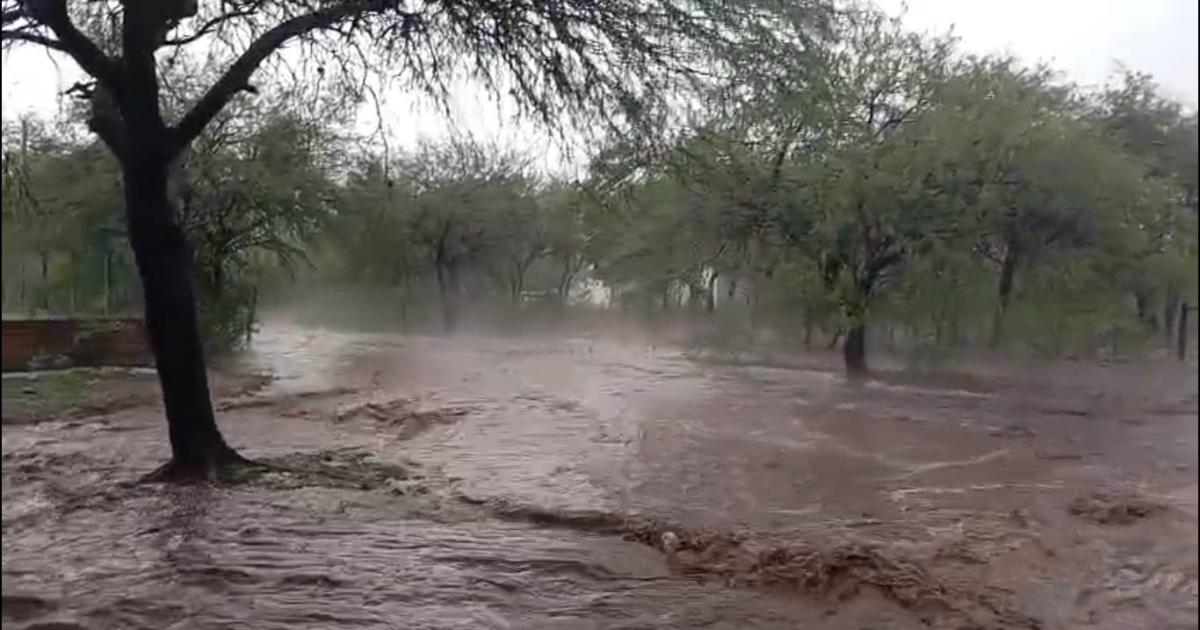 Fuertes tormentas con caiacuteda de granizo en Friacuteas y lluvias en Choya