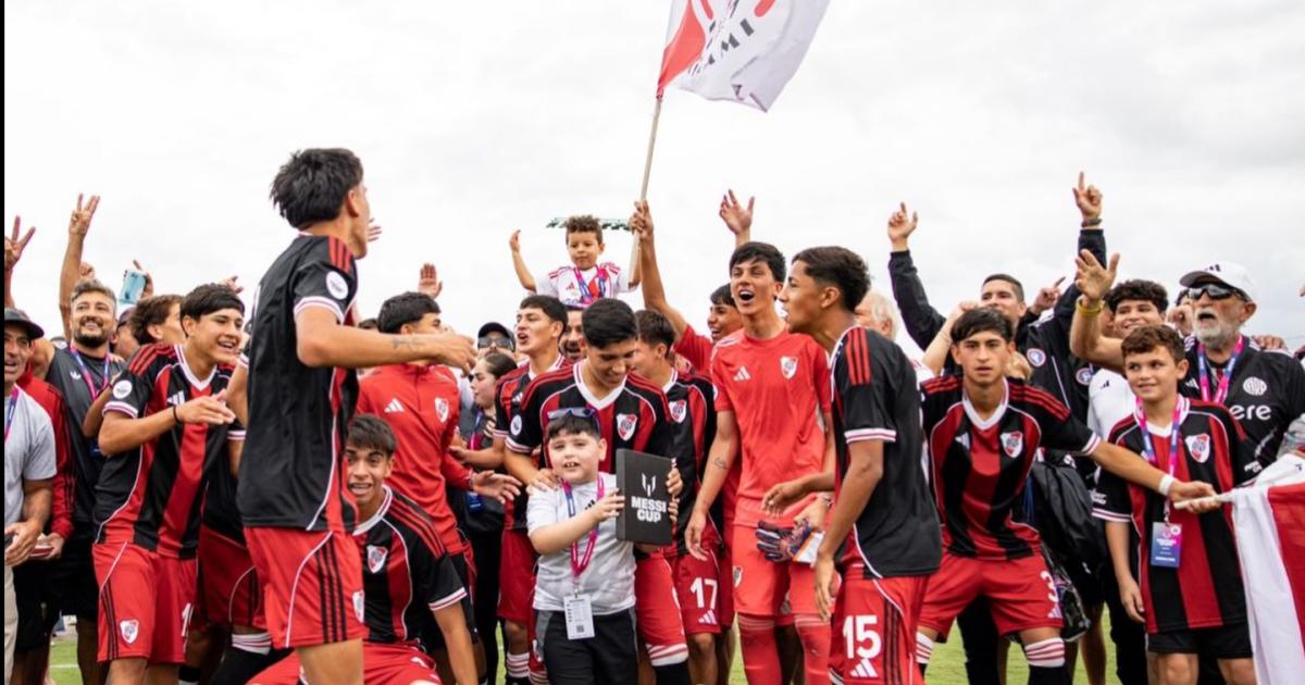 River festejoacute el campeonato con el santiaguentildeo Cabral