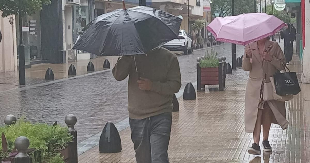 Galeriacutea de fotos- la lluvia se hizo sentir en las calles ceacutentricas de la Capital santiaguentildea
