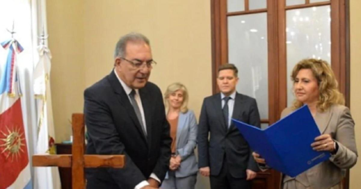 La intendente Fuentes le tomoacute juramento a Medina Salomoacuten como secretario de Gobierno