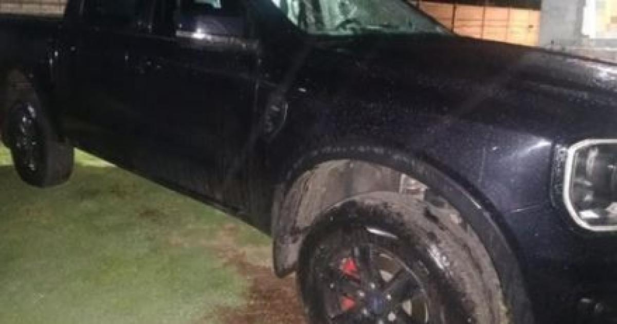 En un allanamiento incautaron una camioneta y un arma de fuego