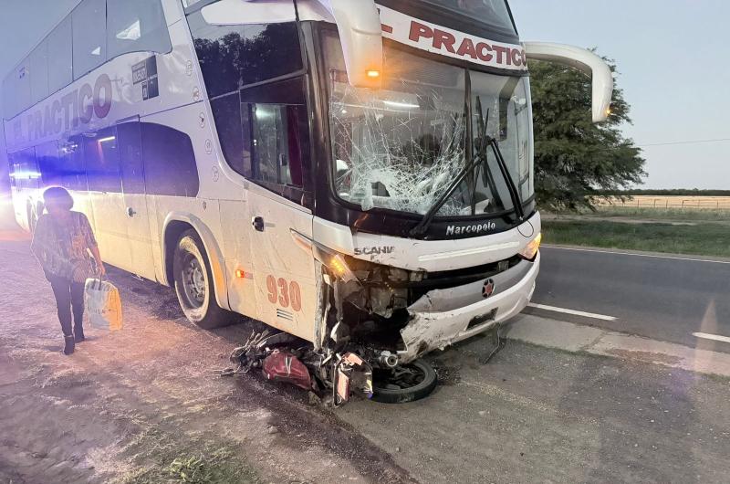 Pareja volviacutea de campeonato de fuacutetbol chocoacute la moto de sus amigos y se estrelloacute con un colectivo
