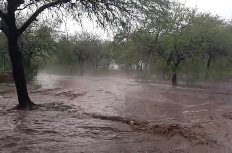 Fuertes tormentas con caiacuteda de granizo en Friacuteas y lluvias en Choya