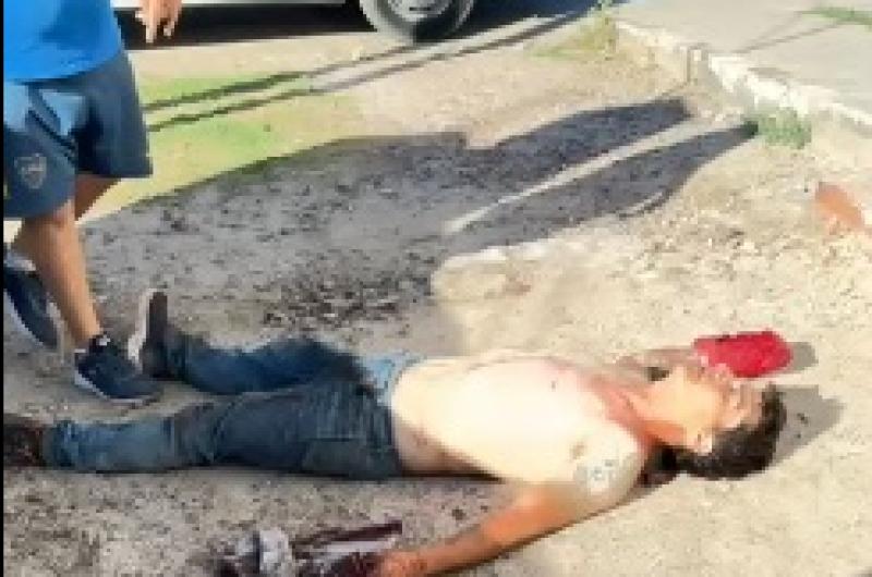 VIDEO  Albantildeil fue acuchillado en la mano cuando fue a cobrar una changa en el Bordm La Catoacutelica