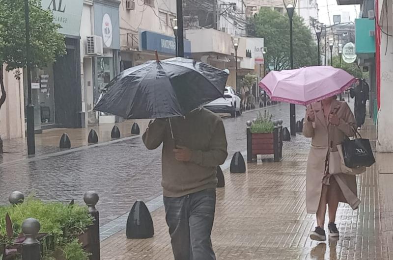 Galeriacutea de fotos- la lluvia se hizo sentir en las calles ceacutentricas de la Capital santiaguentildea