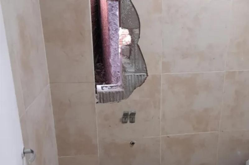 Hacen boquete en una distribuidora se roban 2600000 y el DVR