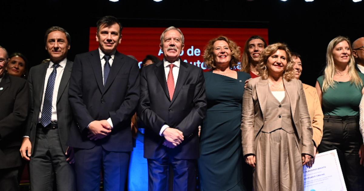 El gobernador Suaacuterez acompantildeoacute a las nuevas autoridades de la UNSE en el acto de asuncioacuten