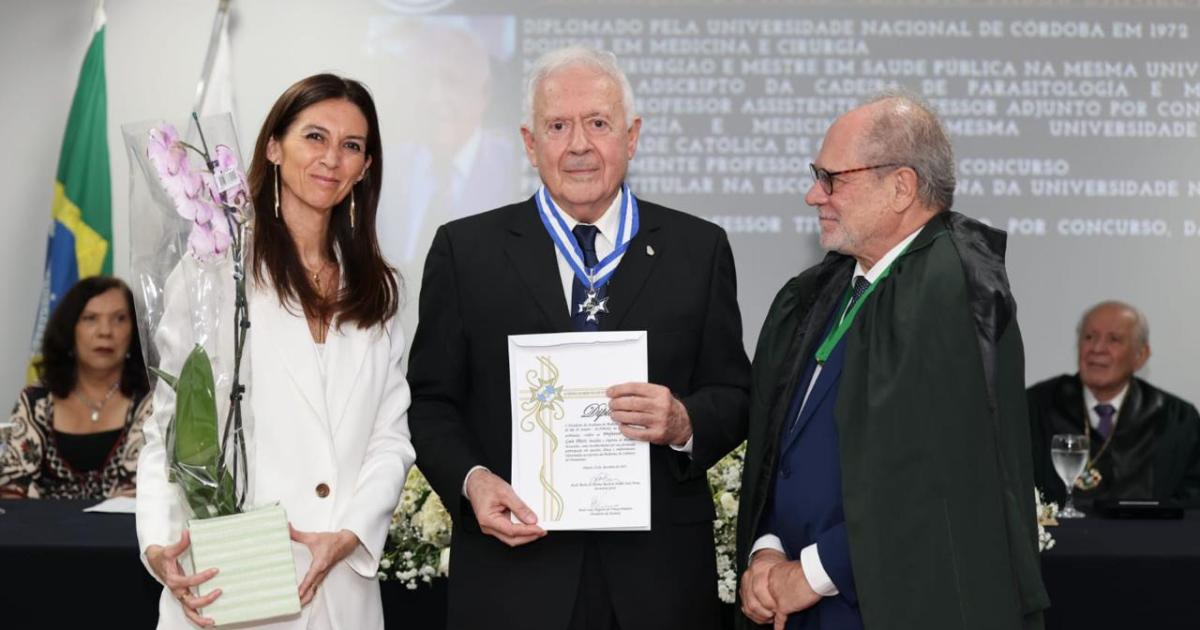Dr Hugo Pizzi recibiendo la distinción