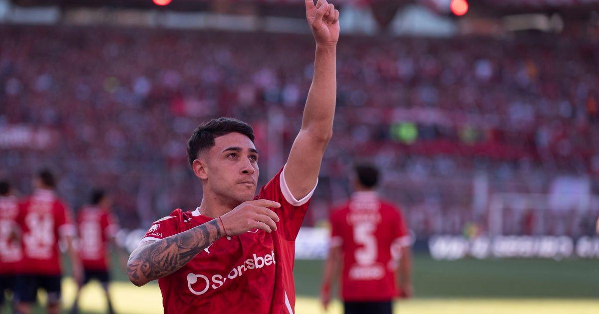 El jugador de Independiente fue galardonado por la FIFA