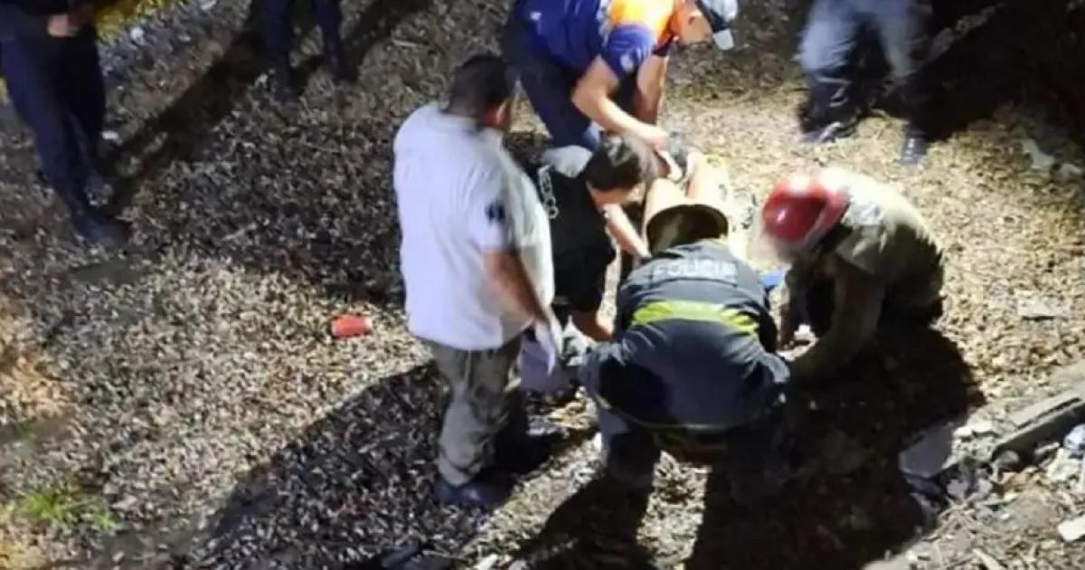 Rescataron a una adolescente que se arrojoacute desde un puente