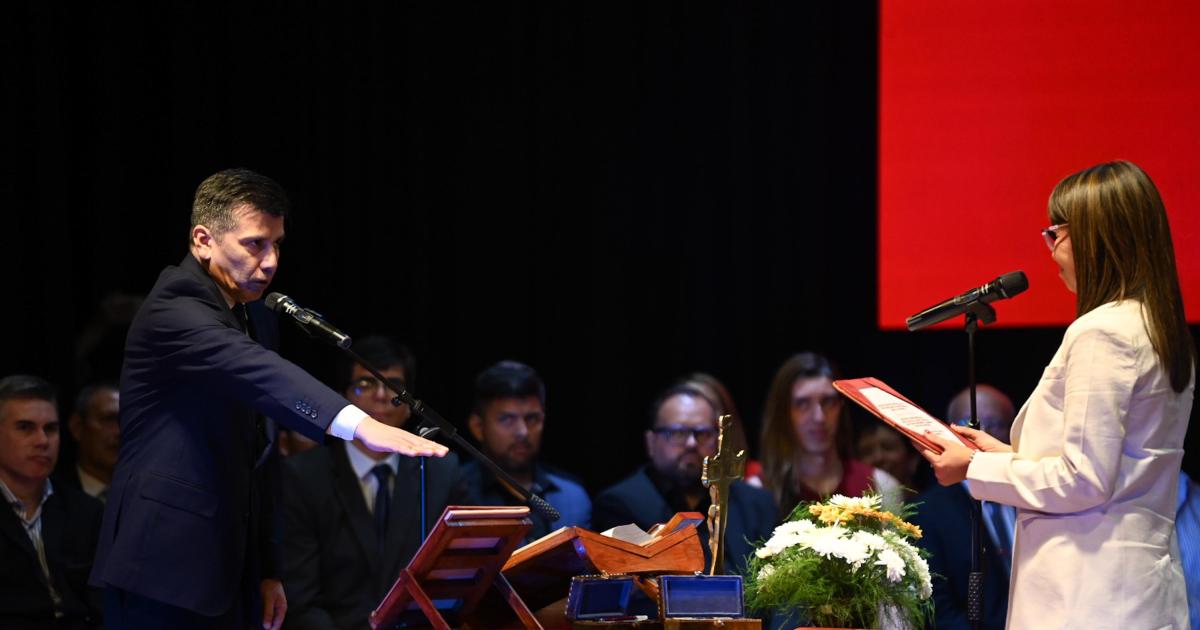 El gobernador Suaacuterez acompantildeoacute a las nuevas autoridades de la UNSE en el acto de asuncioacuten