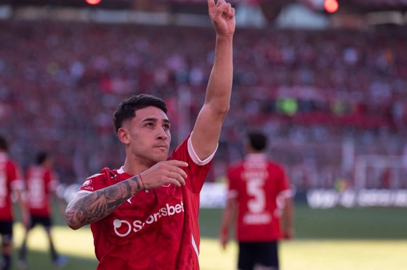 El jugador de Independiente fue galardonado por la FIFA