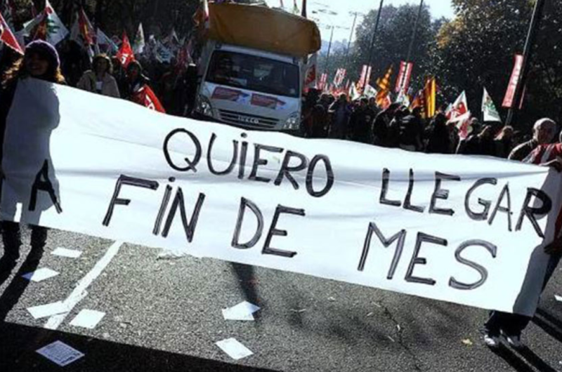 El sueldo no alcanza y resignacioacuten de consumos dos postales de la gestioacuten libertaria