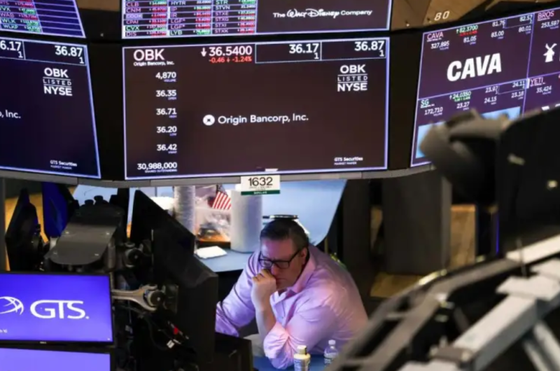 Suben bonos y baja el riesgo paiacutes tras los anuncios del Gobierno sobre el doacutelar