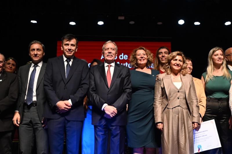 El gobernador Suaacuterez acompantildeoacute a las nuevas autoridades de la UNSE en el acto de asuncioacuten