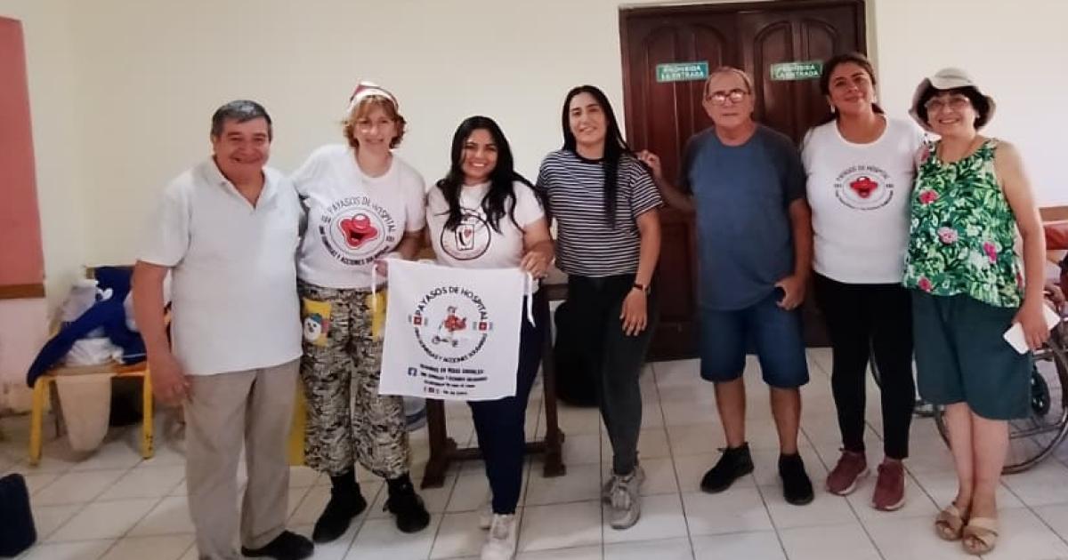 Adultos mayores- Payasos de hospital con los abuelos santiaguentildeos