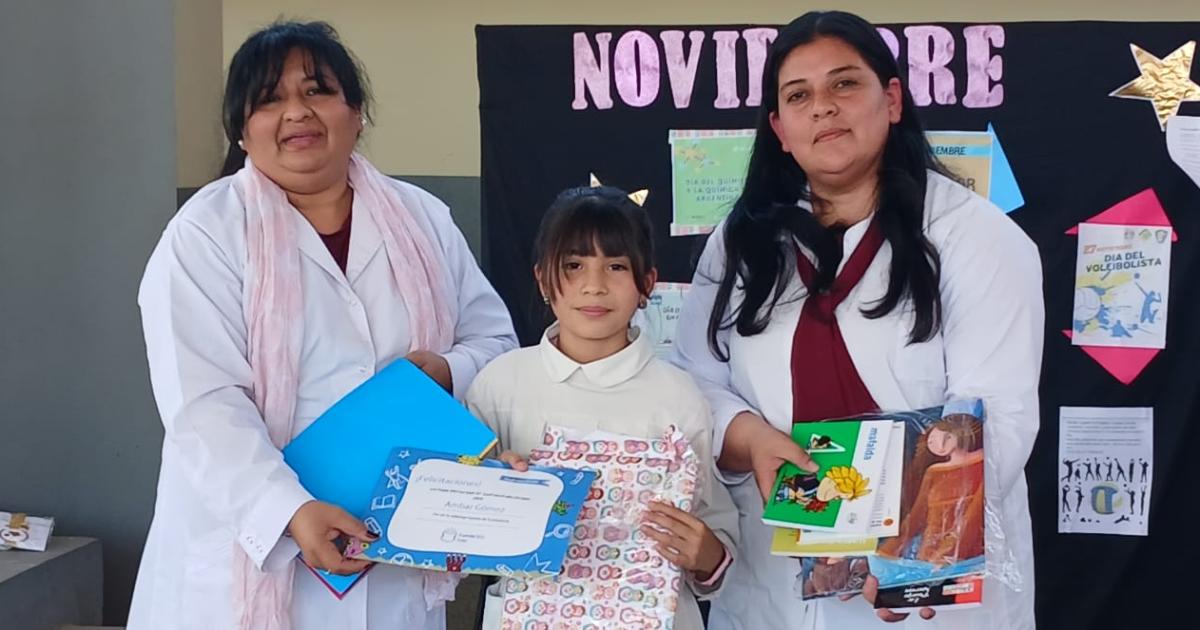 Alumna santiaguentildea de 12 antildeos se destaca en el paiacutes por una virtud poco frecuente