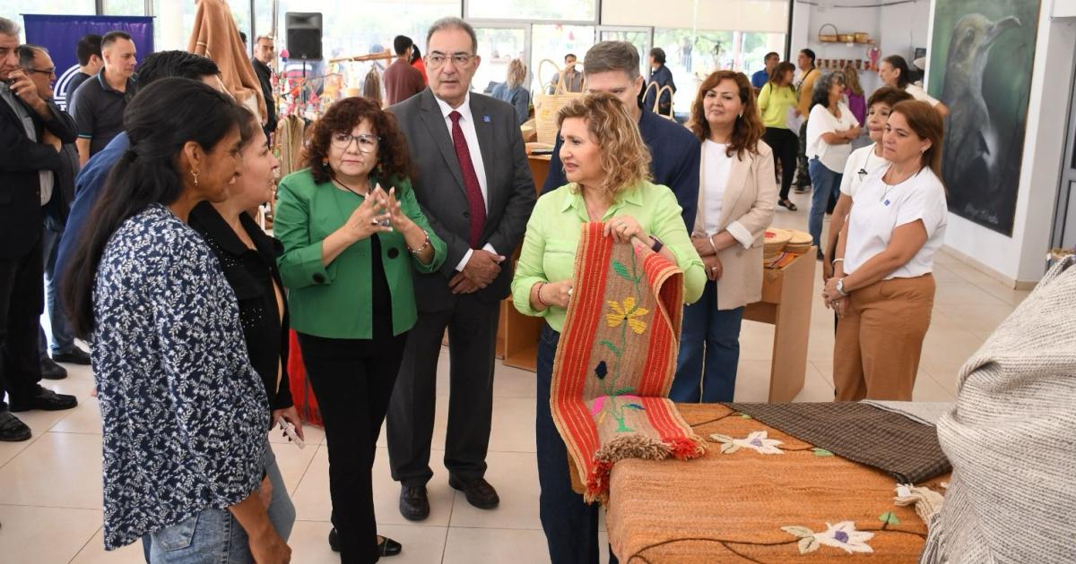 Fuentes recorrioacute el Mercado Artesanal Municipal que funciona en el Parque Norte