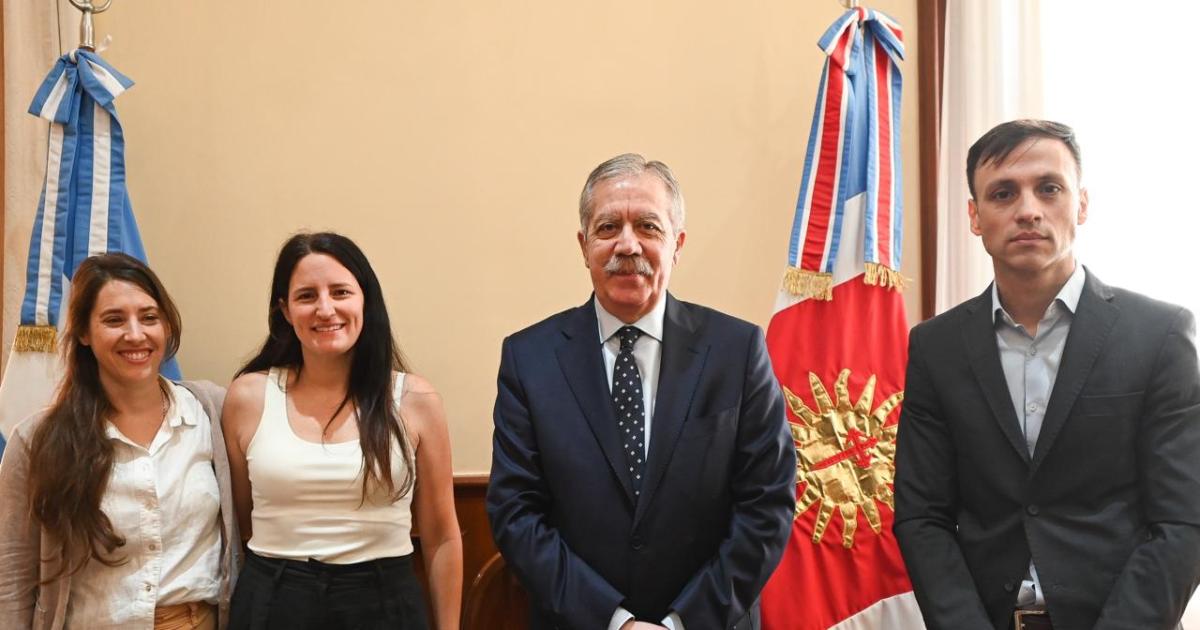 Elías Surez y Víctor Araujo junto a la presidenta y coordinadora regional de la Fundación Haciendo Caminos
