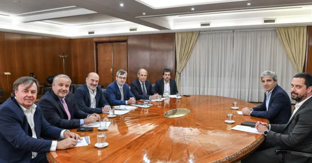 Luis Caputo junto a la c�pula de la UIA