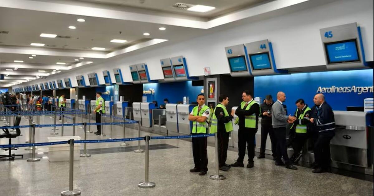 Caos en los aeropuertos- comenzoacute el paro de controladores y se vienen cinco diacuteas de conflicto