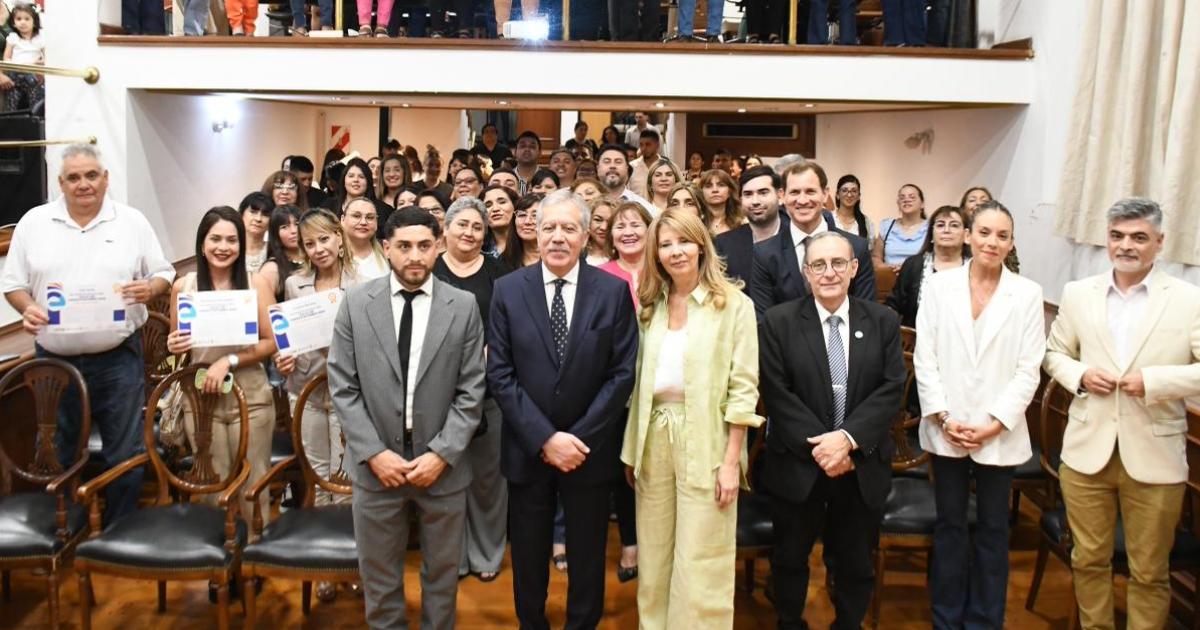 El gobernador Eliacuteas Suaacuterez encabezoacute el cierre del Ciclo Lectivo 2025 de la Escuela de Capacitacioacuten