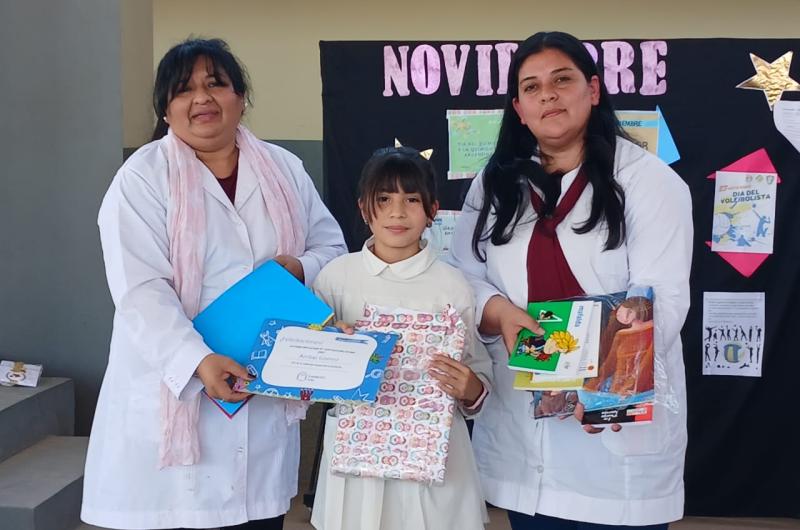 Alumna santiaguentildea de 12 antildeos se destaca en el paiacutes por una virtud poco frecuente