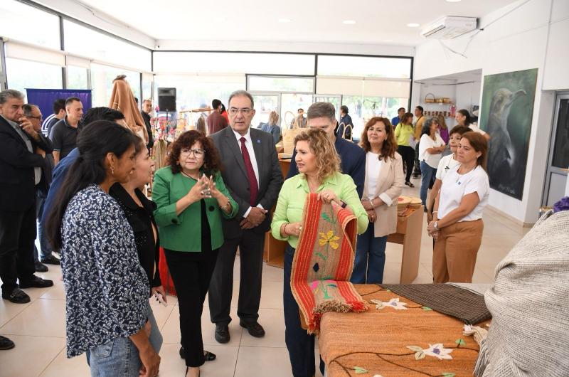 Fuentes recorrioacute el Mercado Artesanal Municipal que funciona en el Parque Norte