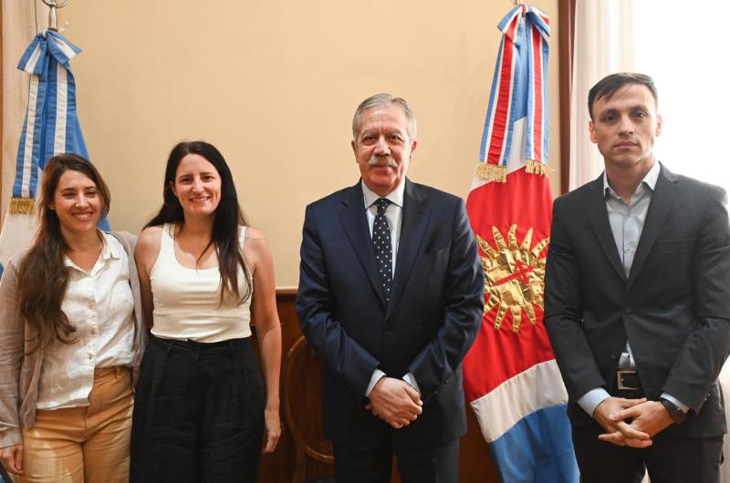 Elías Su�rez y Víctor Araujo junto a la presidenta y coordinadora regional de la Fundación Haciendo Caminos