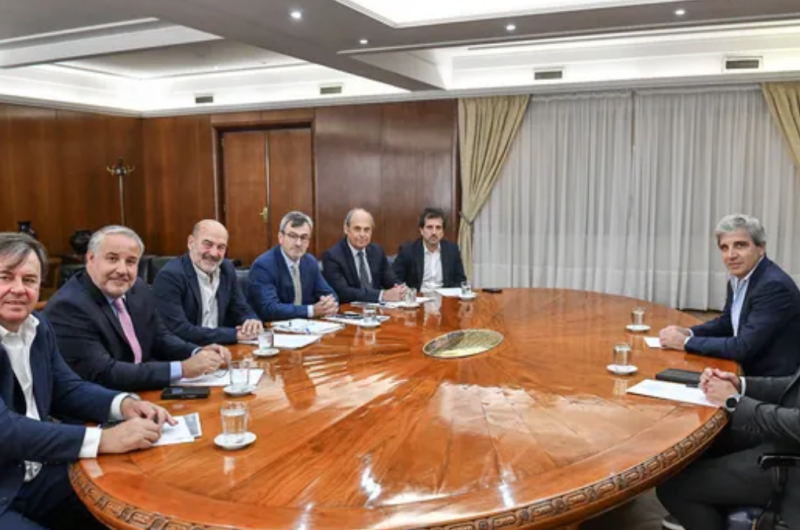 Luis Caputo junto a la c�pula de la UIA