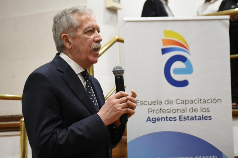 El gobernador Eliacuteas Suaacuterez encabezoacute el cierre del Ciclo Lectivo 2025 de la Escuela de Capacitacioacuten
