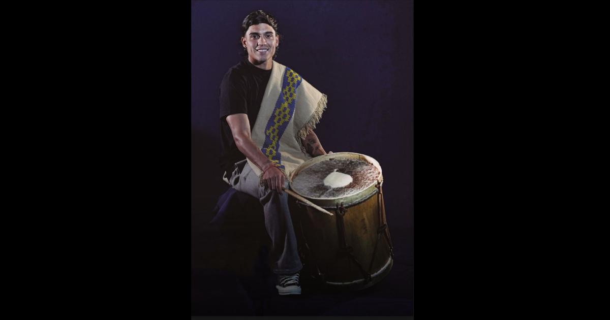 EMBAJADOR Zeballos se prestó a la producción con una imagen que representa nuestra tradición como el folclore