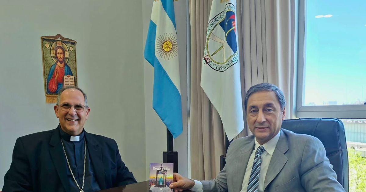 El Dr Silva Neder junto al obispo José Luis Corral
