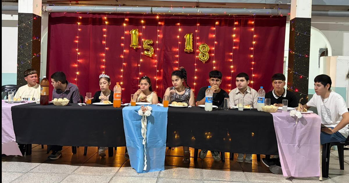 Alumnos de la Escuela Ua Suhtu celebraron sus 15 y 18 antildeos