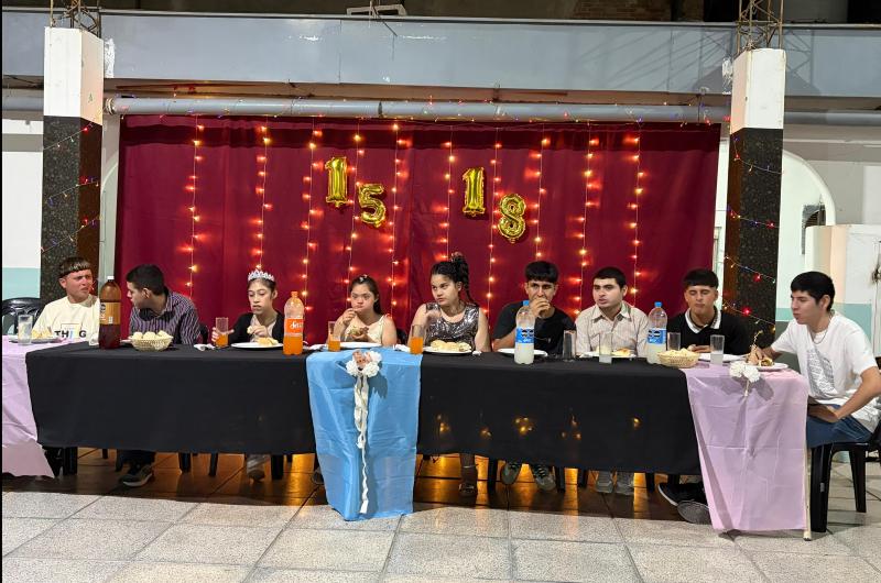 Alumnos de la Escuela Ua Suhtu celebraron sus 15 y 18 antildeos
