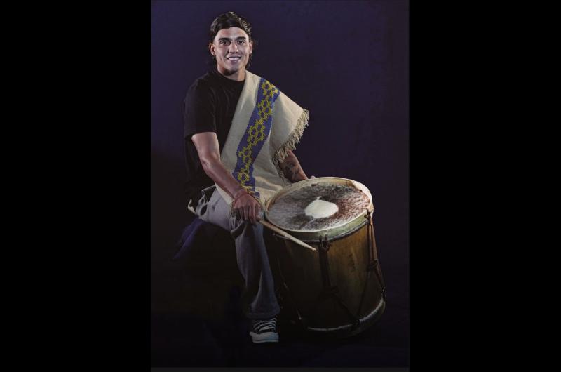 EMBAJADOR Zeballos se prestó a la producción con una imagen que representa nuestra tradición como el folclore