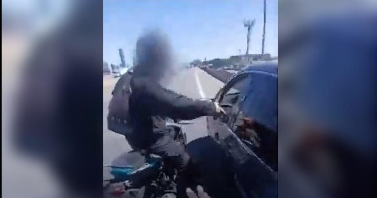 VIDEO Locura en plena autopista- se pelearon y les suspendieron las licencias de conducir