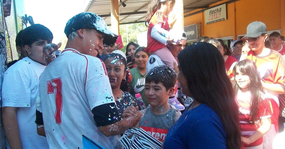 Tahiel Cabral fue recibido con todos los honores por la alegre gente de Herrera