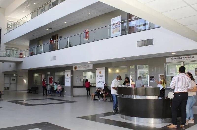 Falsos prestamistas fueron hallados con 46 tarjetas de deacutebito 40 DNI y 4468000