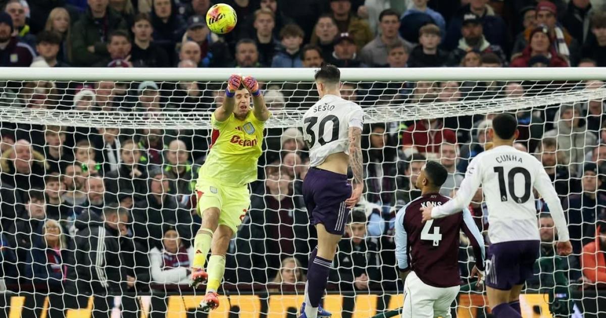Con Dibu Martiacutenez en el arco Aston Villa le gano al Manchester United