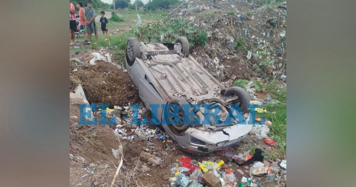 Perdioacute el control y terminoacute dentro de una acequia en el barrio Industria