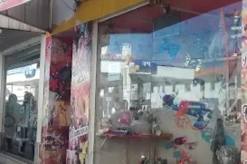 Delincuentes se llevaron 155000 y mercaderiacutea de una casa de cotilloacuten