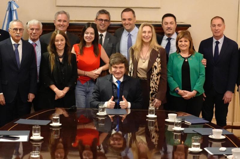 Milei reuacutene a su Gabinete para cerrar el antildeo y encarar el 2026