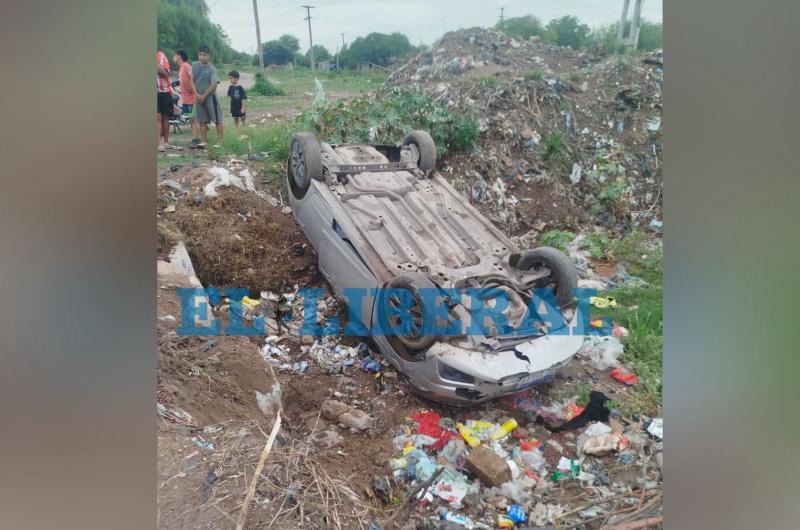 Perdioacute el control y terminoacute dentro de una acequia en el barrio Industria