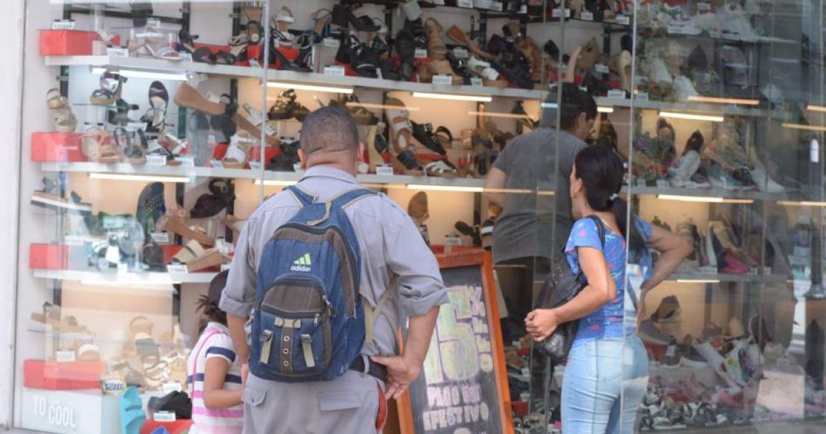 Compras navidentildeas- sugieren extender el horario comercial y fijan el cierre para el mieacutercoles 24