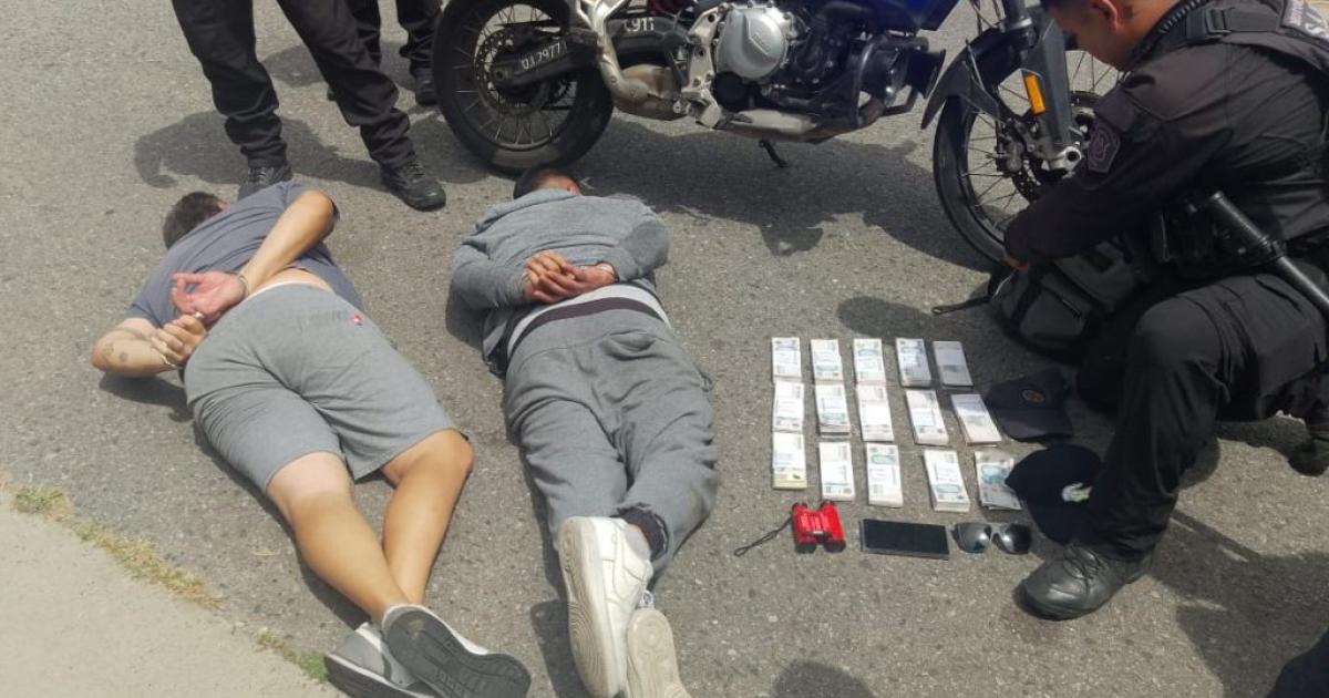 Dos delincuentes fueron detenidos tras una persecucioacuten- escapaban con 15 millones