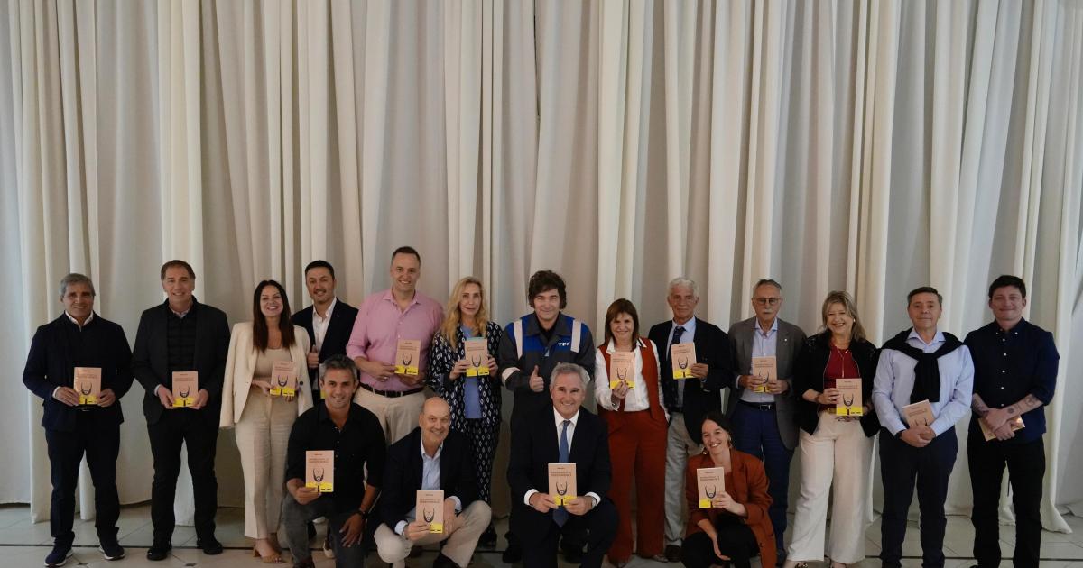 Milei- asado y libro de regalo de poleacutemico autor para todo su gabinete