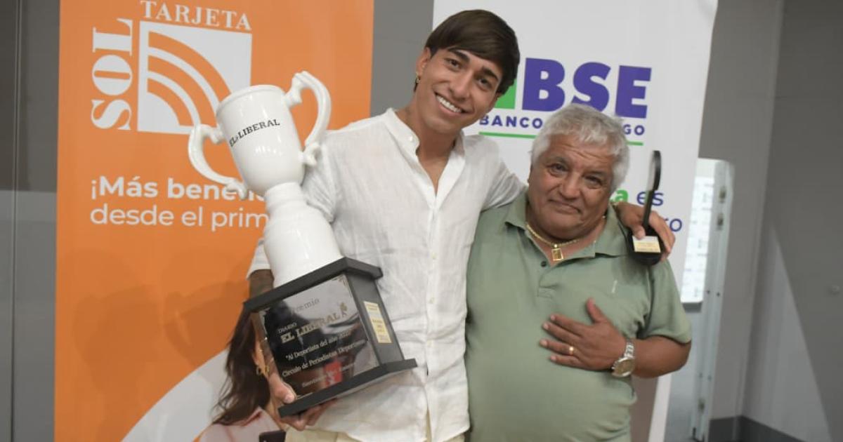 La alegriacutea de Carrizo despueacutes de recibir la Copa EL LIBERAL- Me motiva a seguir